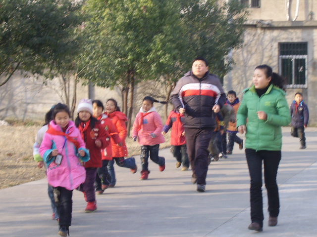 心--井湾小学开展冬季晨跑