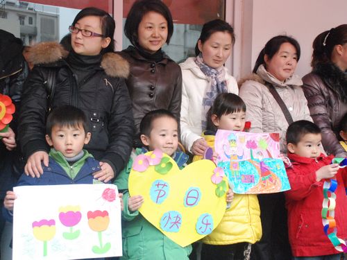 和自己的妈妈,<em>老师</em>们一起庆祝<em>三八</em>国际劳动妇