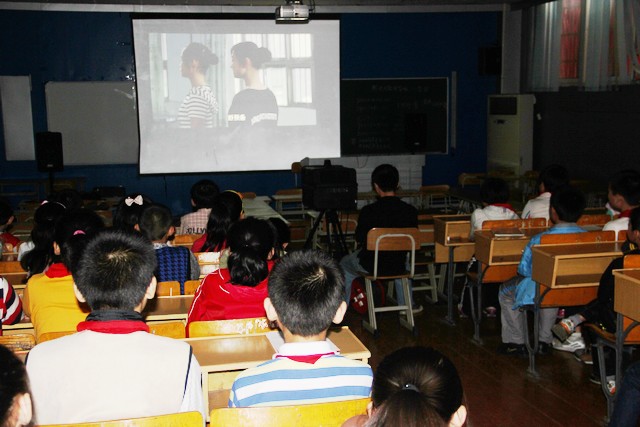 闻中心--逍遥津小学组织师生观看《最后一课》