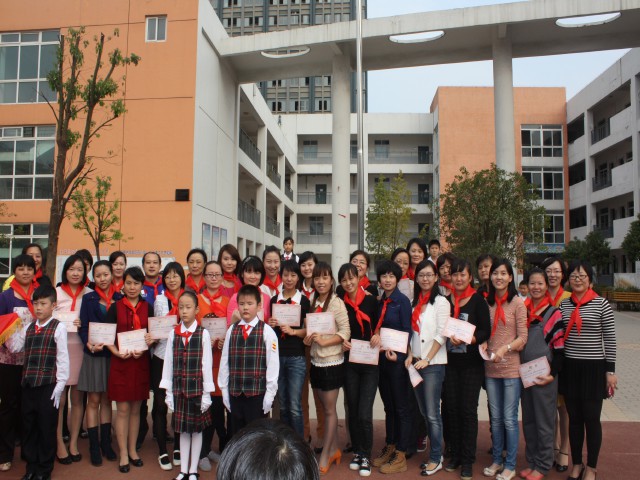 时刻准备着海棠花园小学举行新生入队仪式