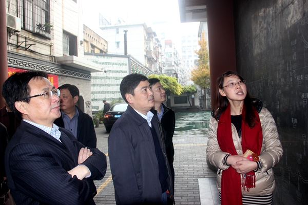 市委宣传部副部长,文明办主任魏常年一行到逍遥津小学检查文明创建