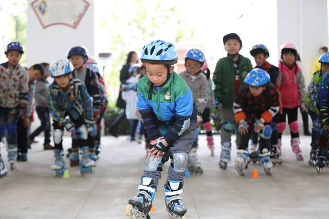 网--新闻中心--南门小学森林城校区:花样轮滑,精