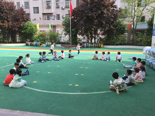 区教育体育局--新闻中心--市委海棠幼:丢手绢 乐