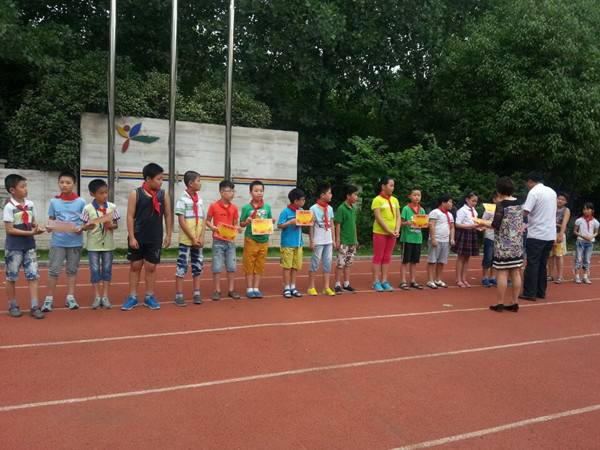 育新小学科技系列活动点燃学生创意思维