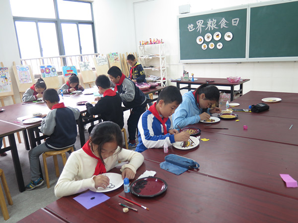 五一小学创意美术社团开展五谷杂粮拼图画主