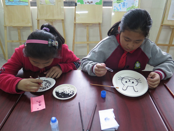 五一小学创意美术社团开展五谷杂粮拼图画主