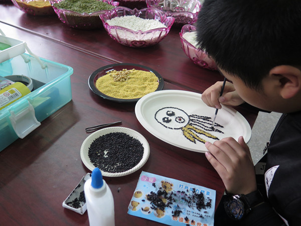五一小学创意美术社团开展五谷杂粮拼图画主