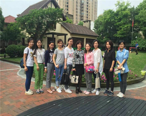 教师们在上海思南路幼儿园参观学习并合影