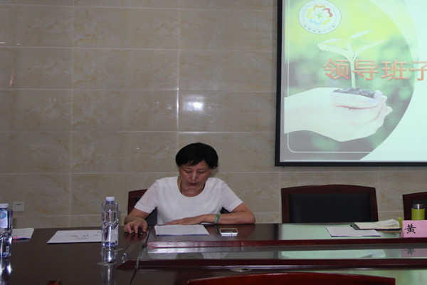 五一小学召开2015~2016学年度领导干部民主