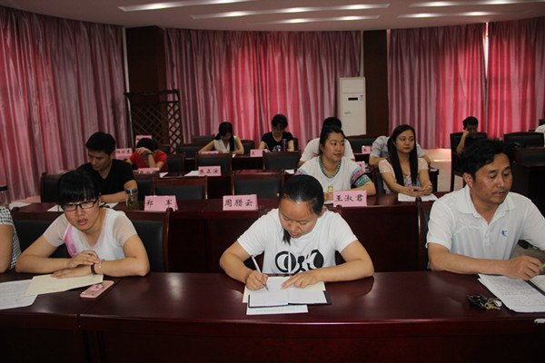 五一小学召开2015~2016学年度领导干部民主