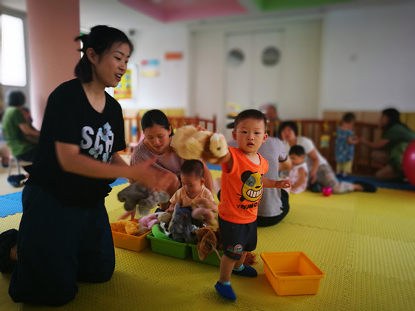 安幼红星早教:行走游戏让宝宝轻松学走路_合肥