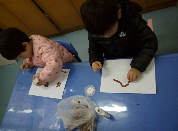 为增强幼儿对美术活动的兴趣,提高动手操作能力,1月6日,合肥市委机关幼儿园中二班举办了巧手创意绘画手工比赛。 此次比赛旨在让孩子们懂得利用身边废品,通过精心的绘画和制作,让它们成为精美的工艺品,以此来丰富孩子们在幼儿园的一日生活,培养幼儿动手、动脑能力及创新精神。活动中,孩子们制作了形状各异、色彩斑斓的作品:有利用各种废旧材料(如松子壳、防撞棉等)制作的粘贴画、有蛋壳创意、有用红薯胡萝卜制作的立体手工等。每一件作品不仅有创意,而且新颖、美观。孩子们从手工制作中感受到浓厚的乐趣,也提高了自身的环保意识。