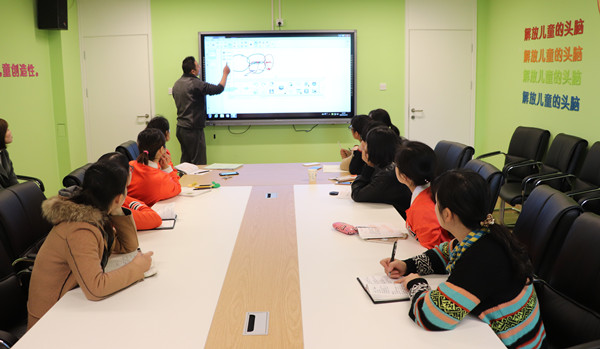 安幼城市之光分园:学用白板添乐趣 带动教学新
