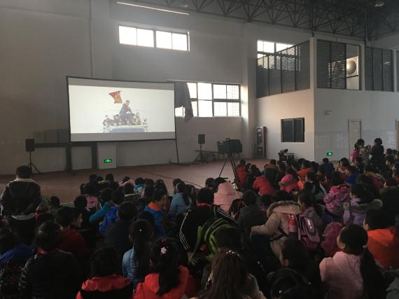 尚水湖畔小学组织学生观看爱国主义影片_庐阳