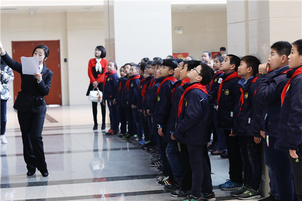 国家宪法日 长二小四二中队第二课堂开进法院