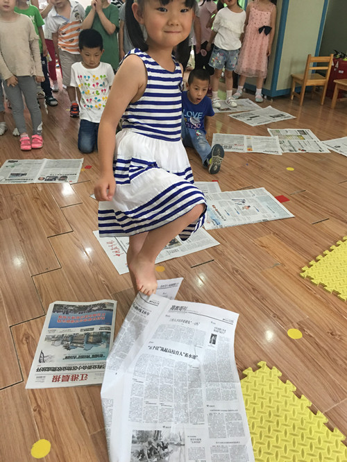 首页 新闻中心 校园快讯 幼儿园新闻  光脚丫顺应孩子天生喜欢,结合