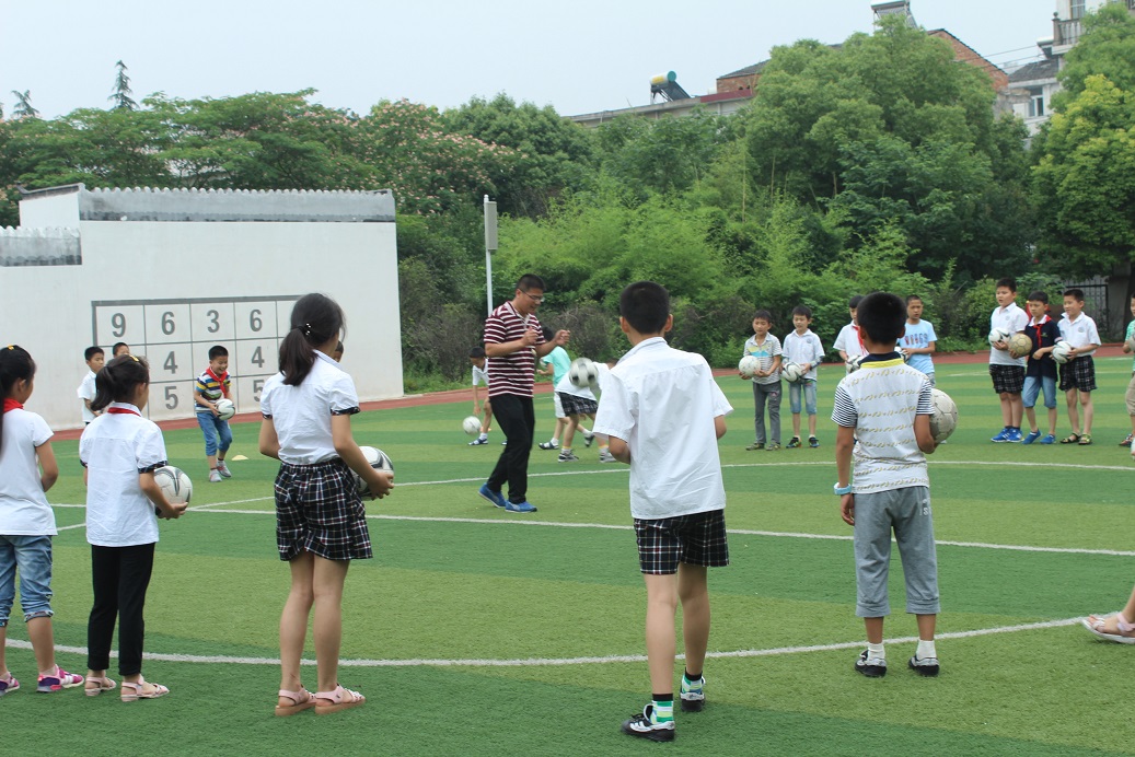 跃进小学校园足球特色学校工作复核获好评_合