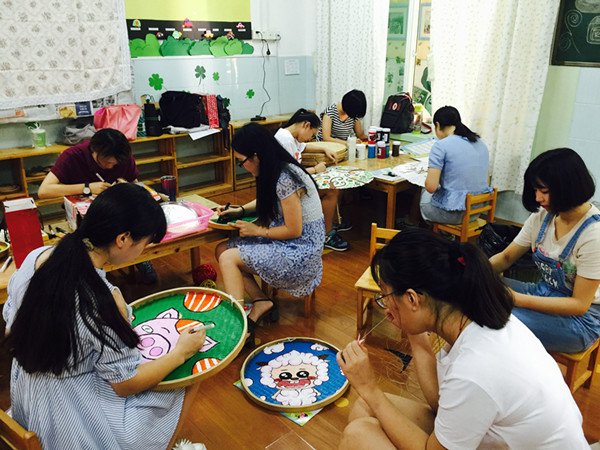 安幼总园教师开展环境创设工作