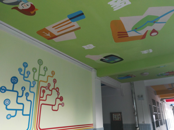 海棠花园小学历来重视校园文化建设工作,着力汲取古今中外优秀文化的精髓,将其作为推进素质教育的重要内容,力求为学生成长营造文明和谐、健康向上的良好氛围。 文化准定位 凡事预则立,不预则废。海棠花园小学在校园文化建设方面立足于高起点、高标准、高品位。为了搞好校园文化建设,彭发玉校长带领班子成员和专业特长教师,结合本校的实际情况,着手校园文化设计,内容涵盖了环境文化、管理文化、制度文化,活动文化等各方面,并反复征求和听取了全体教师各方面的意见和建议,认真制订建设方案。经过一个暑期的施工建设,成效显著,校园环境