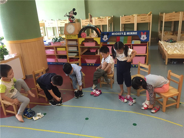 宿幼森林城幼:小班组开展穿衣服比赛活动_合肥