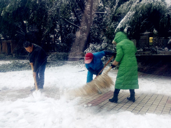 安庆路第三小学提前做好防雪安全准备 为师生