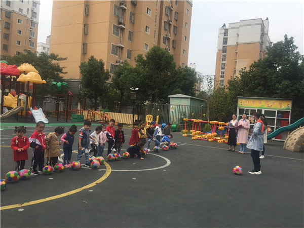 荣幼教育集团总园:小班足球系列活动之双脚夹