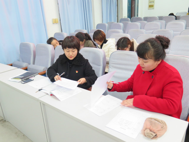 园小学党支部召开组织生活会和民主评议党员工