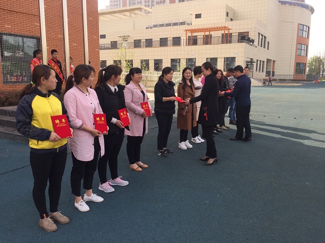 湖畔花园小学家长护校队开启护航