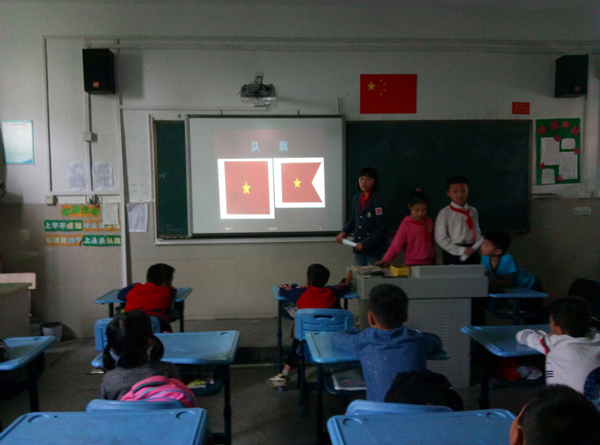 五一大队委对一年级新进少先队员进行队前教育