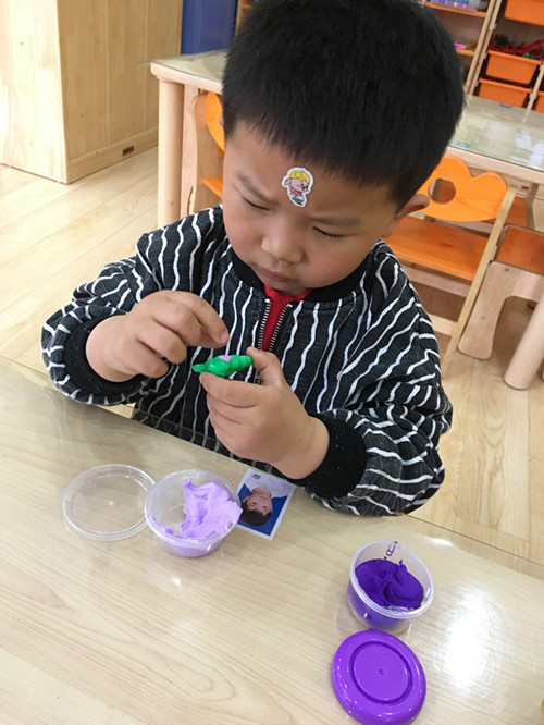 长幼京福:小班开展“巧捏橡皮泥”活动