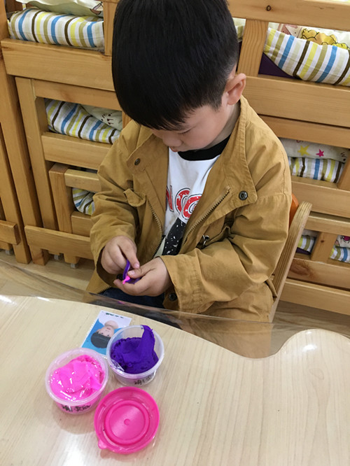 长幼京福:小班开展“巧捏橡皮泥”活动