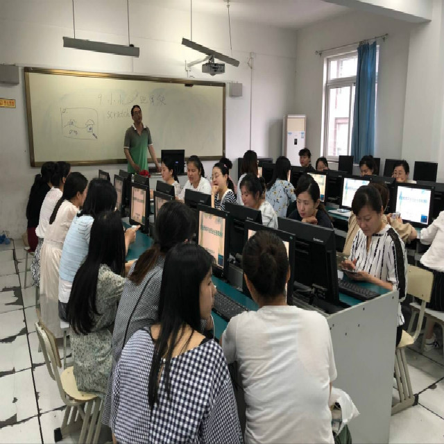 海棠花园小学召开安全教育平台操作培训会