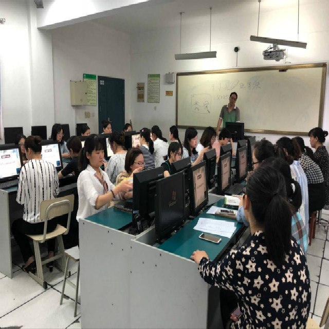 海棠花园小学召开安全教育平台操作培训会