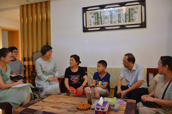 局长校长来家访 情暖莘莘学子心