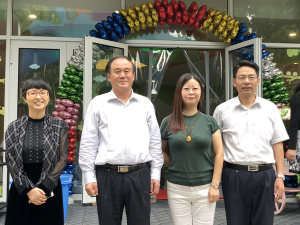 校长方东玲,市教育局局长王杰才,市财政局局长黄永强等一行莅临庐阳区