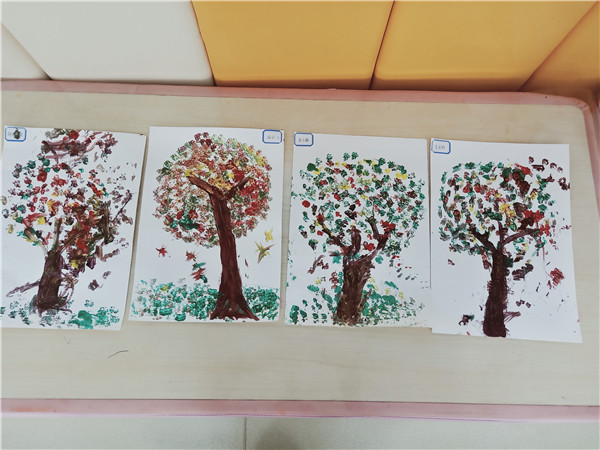 安幼教育集团早教中心:创意棉签画 漂亮的大树
