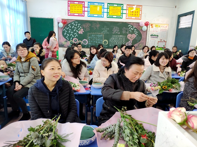 海棠花园小学举办庆三八插花活动