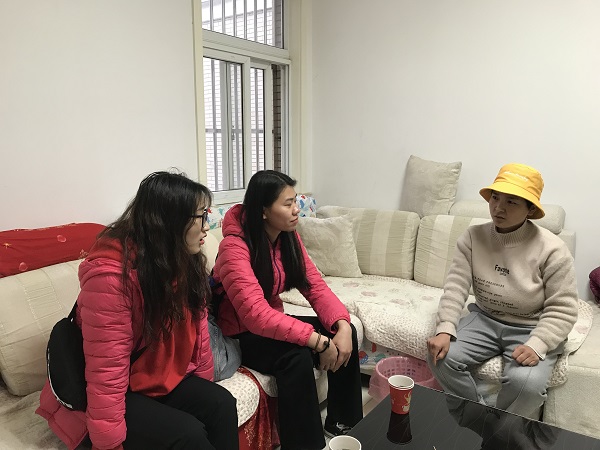 草莓班的业老师和田老师走入了孙骏铭的家里,铭铭妈妈热情好客,家中