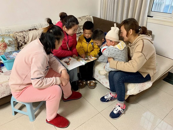 草莓班的业老师和田老师走入了孙骏铭的家里,铭铭妈妈热情好客,家中