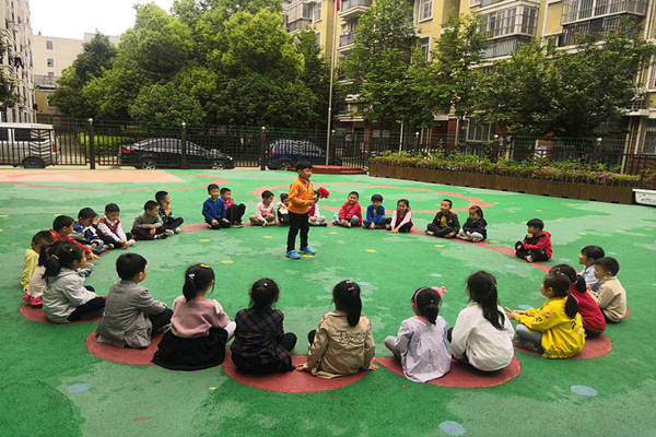 市大西门幼儿园教育集团舒馨分园大一班开展了户外游戏——击鼓传花