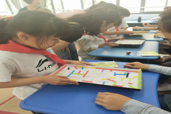 邮箱猜成语是什么成语_看图猜成语绿色信箱一小孩跳着投信投不进去是什么它(3)