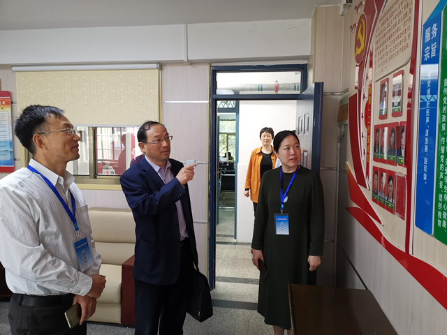 孔德俊处长一行详细查阅了资料,并询问学校培训准备情况,应急方法,主