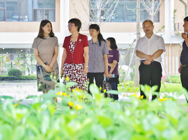 在六安路小学中铁国际城校区,束红英详细了解学校的办学条件,师资力量
