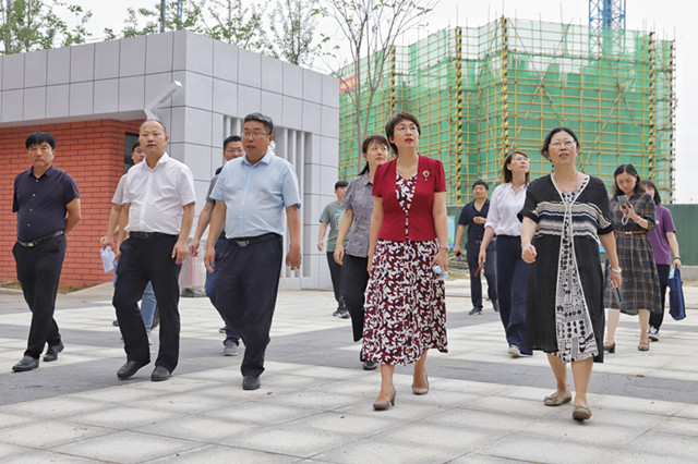 在六安路小学中铁国际城校区,束红英详细了解学校的办学条件,师资力量